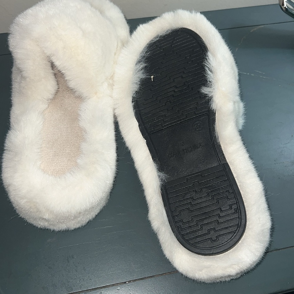NWOT Amazon Cozy White Faux Fur Slippers size 37 - Picture 6 of 7